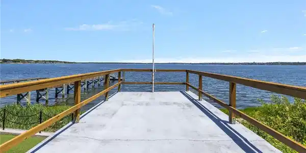 Image 4: Boathouse Deck