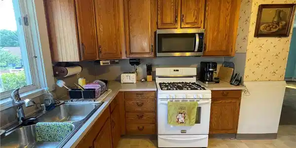 Image 3: Gas heating, nice counter space