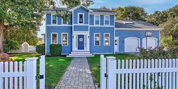8 Bay Avenue