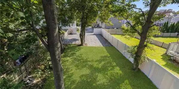 Image 4: Common Back Yard