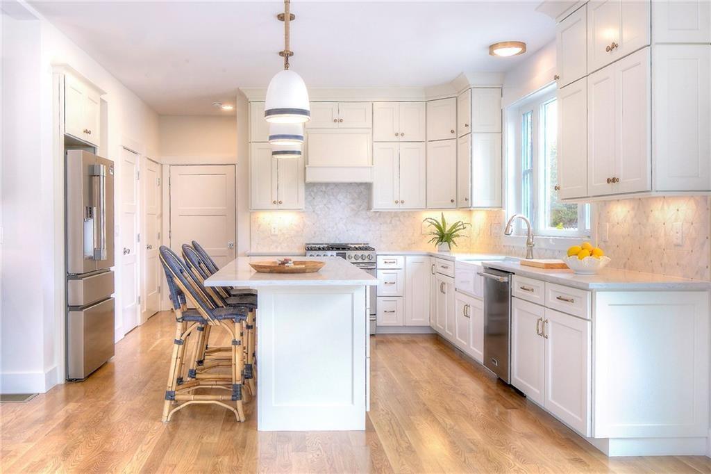 Image 3: Similar Kitchen finish by builder with center isla