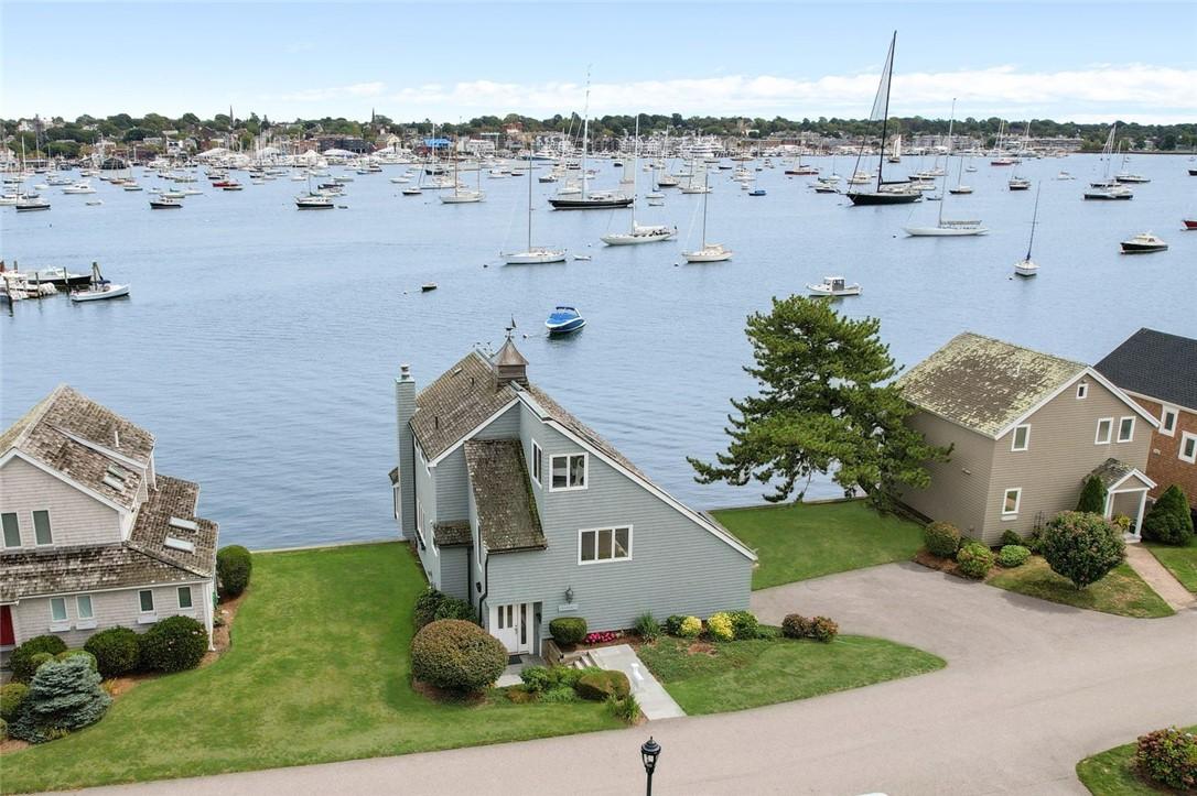 Image 3: Enjoy front-row seats to the vibrant harbor activi