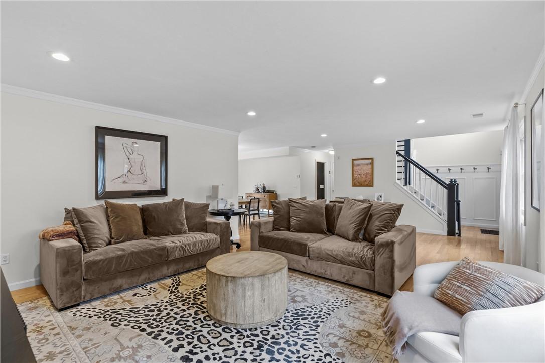 Image 4: Living room