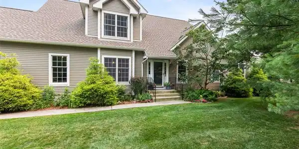 Image 2: Lush plantings and privacy