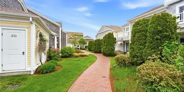 Image 4: Exterior Landscape