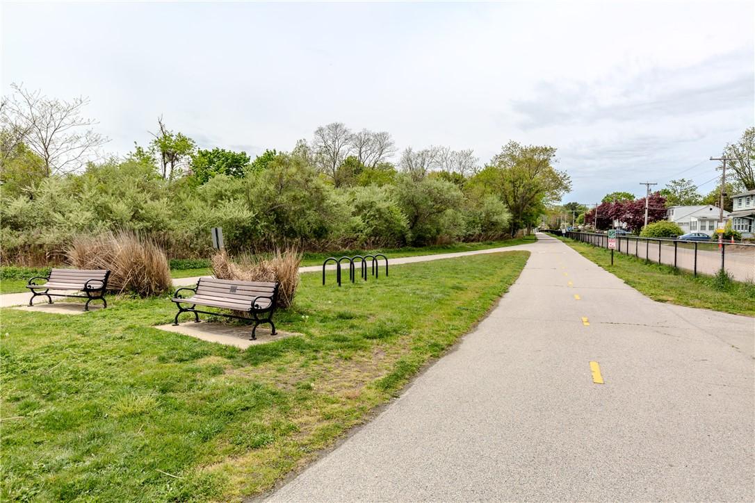 Image 4: Nearby beach & bike path