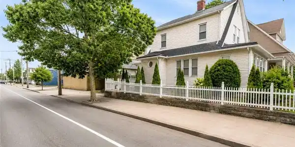 912 Narragansett Boulevard
