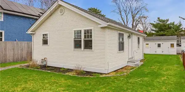 11 Leslie Avenue