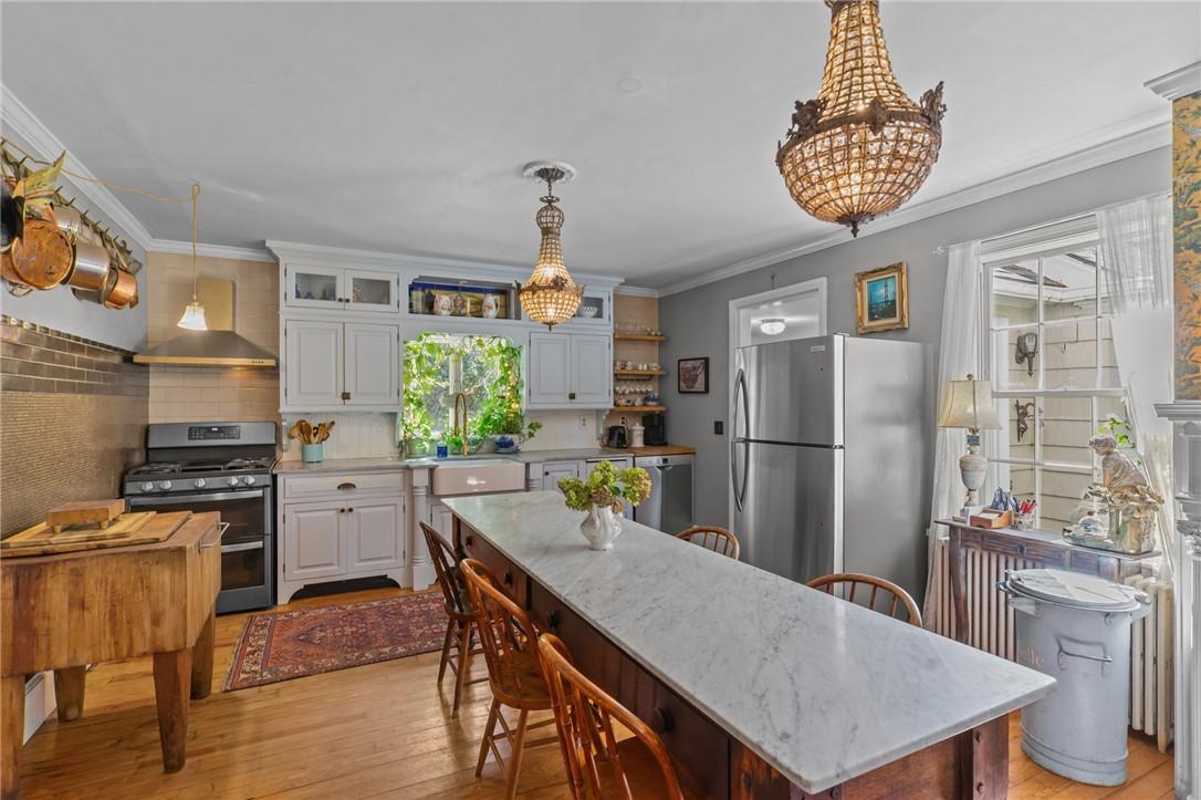 Image 3: Front to back kitchen and dining with gas burning