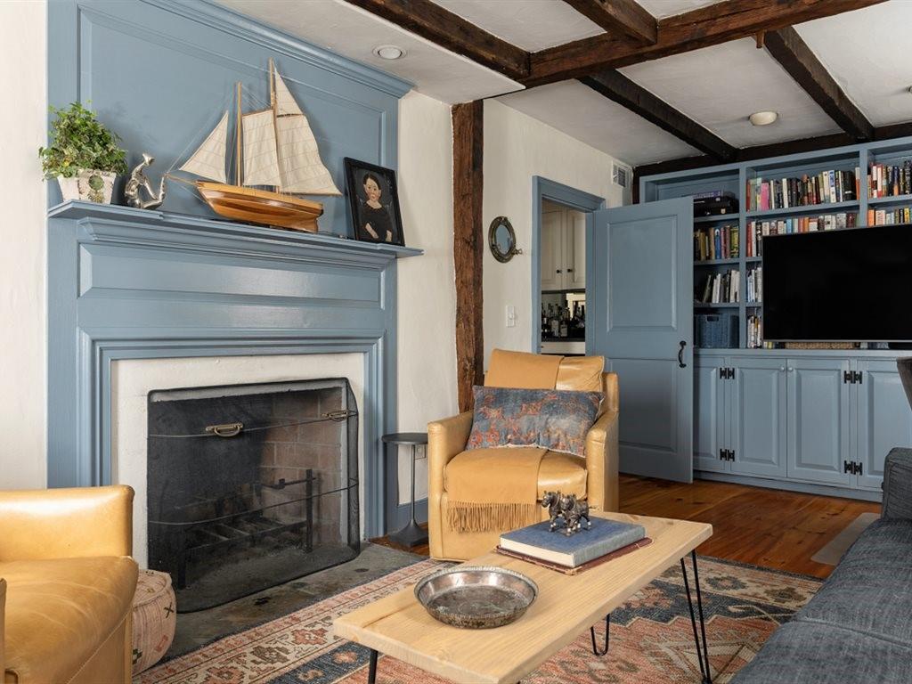 Image 3: Living room fireplace