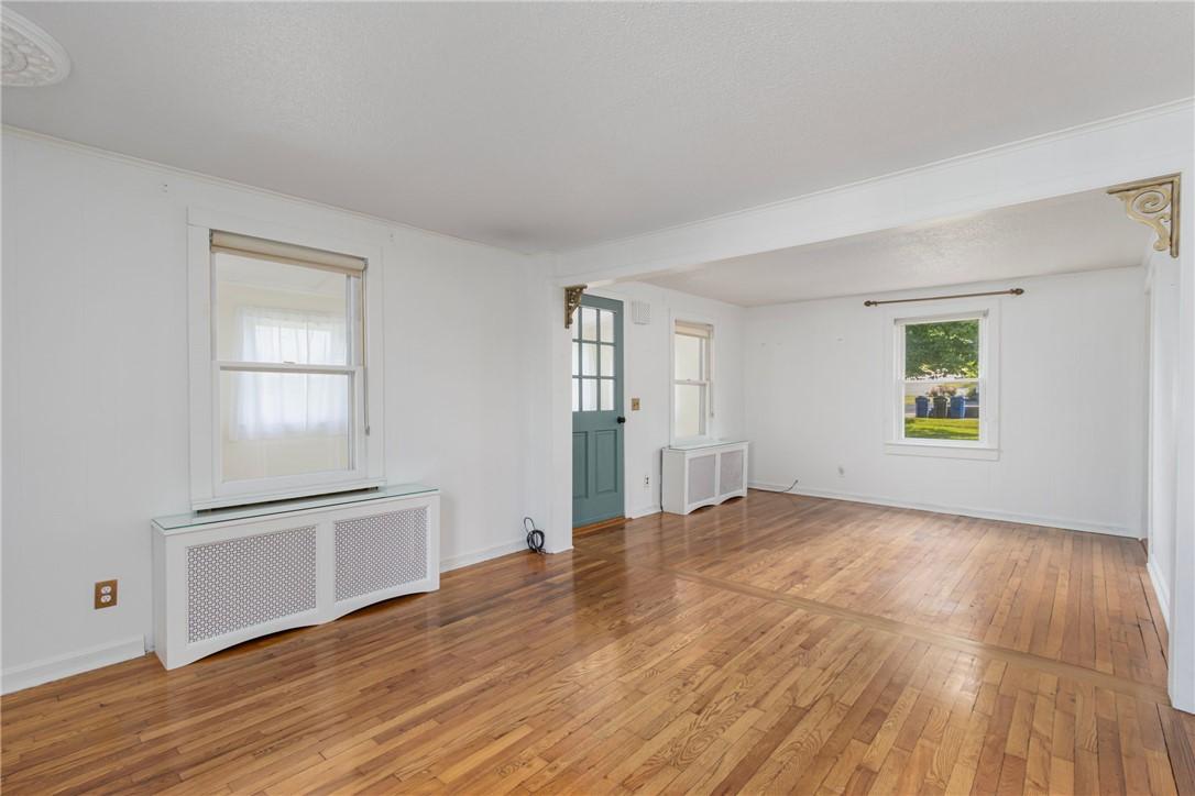 Image 3: Living Room