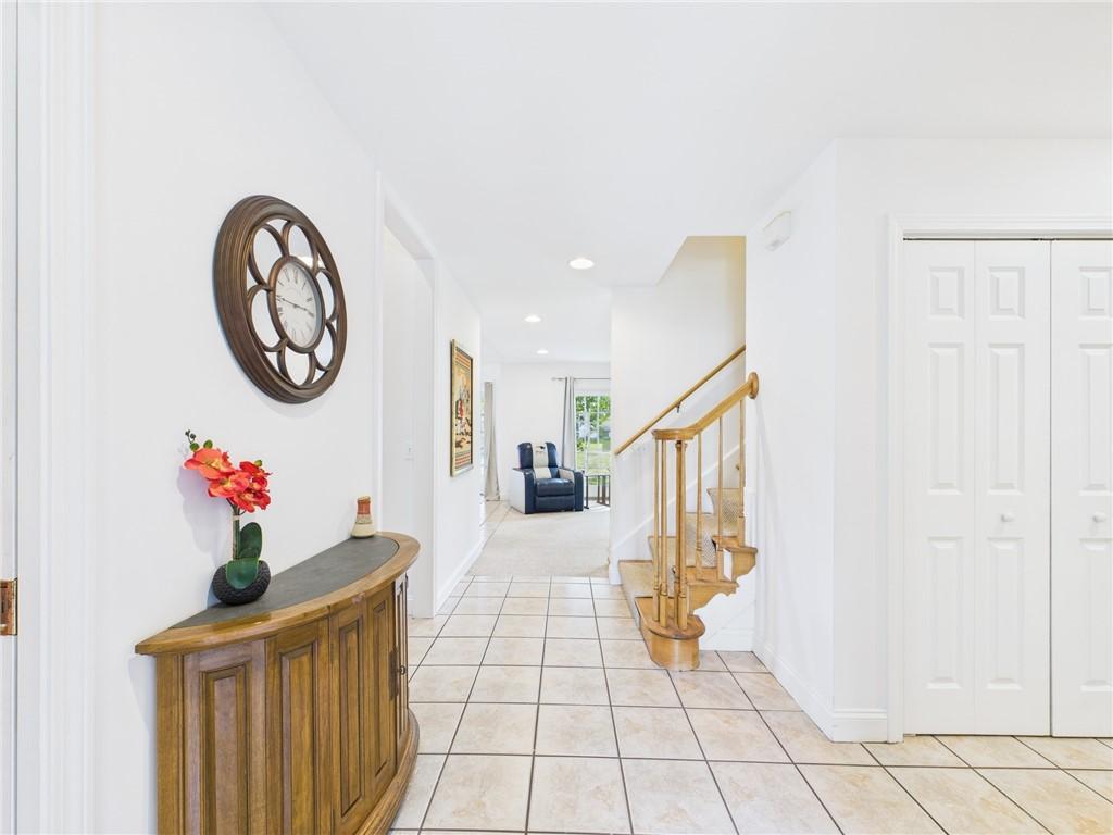 Image 4: Gracious entry