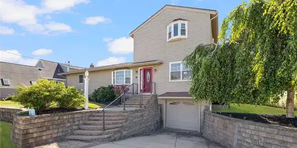 Image 2: Curb appeal is everything and this place surely ha