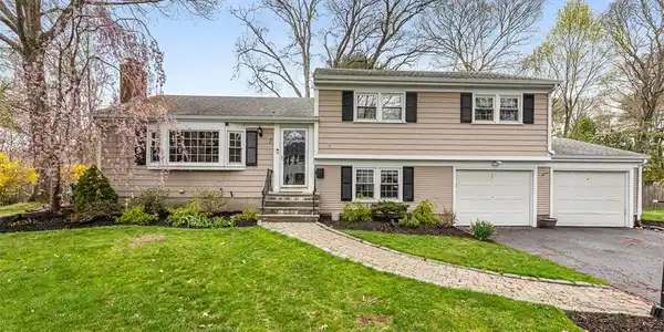 7 Meadowbrook Drive