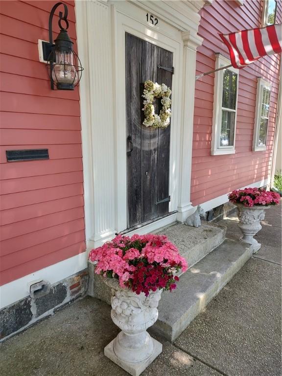 Image 4: Walt to the water from this lovely home.