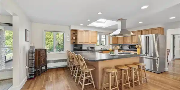 Image 4: Eat-in kitchen seats 8