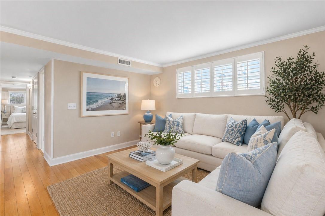 Image 3: Virtual staging and AI-enhanced presentation to il