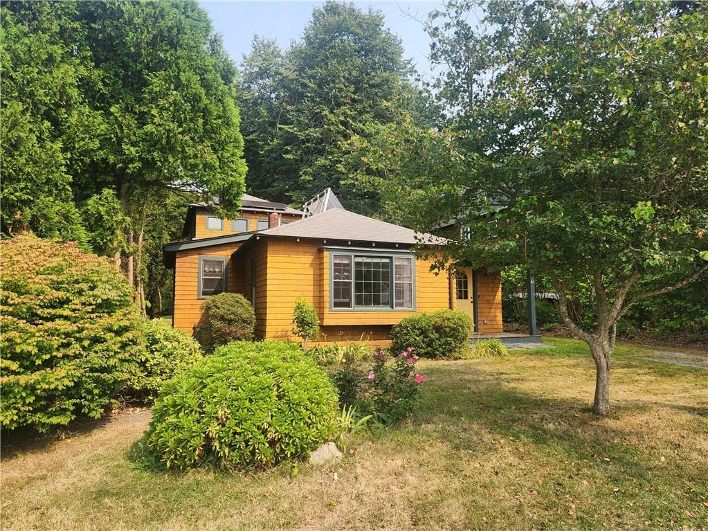 Image 2: Classic Jamestown coastal cottage