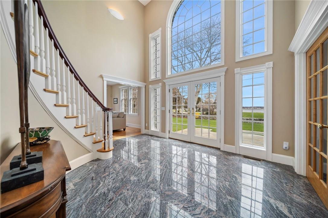 Image 4: Grand entryway