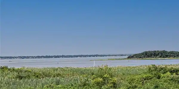 Image 2: Spectacular waterviews