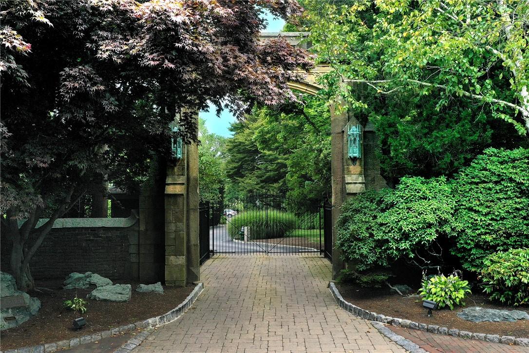 Image 2: Entry Gate to private Bonniecrest Compound