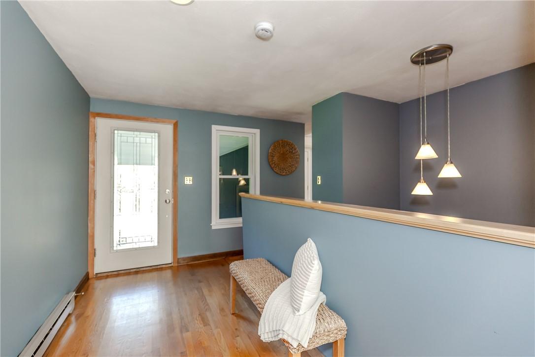 Image 4: Entry foyer