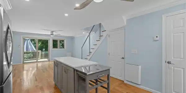 Image 4: Kitchen Island