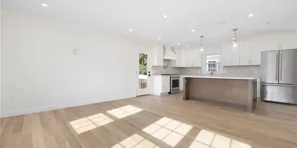 Image 4: living room/kitchen
