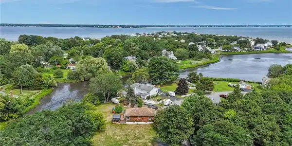 Image 2: Gorgeous Water views