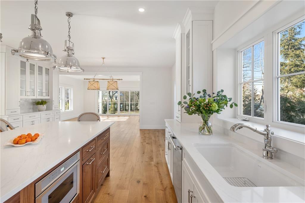 Image 2: Kitchen of 1 Knowlton for simlar builder finishes.