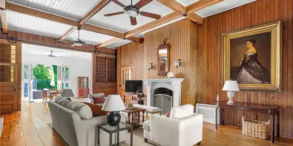 Image 4: Unit 3 Main living room
