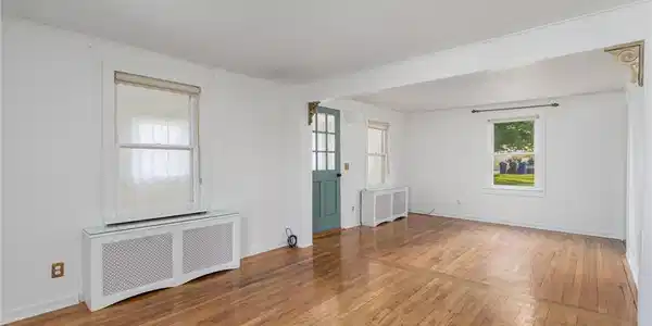 Image 3: Living Room