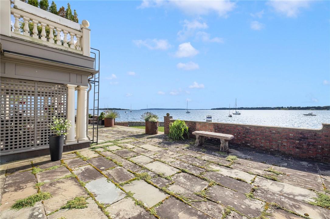 Image 3: This residence has exclusive use of the private te