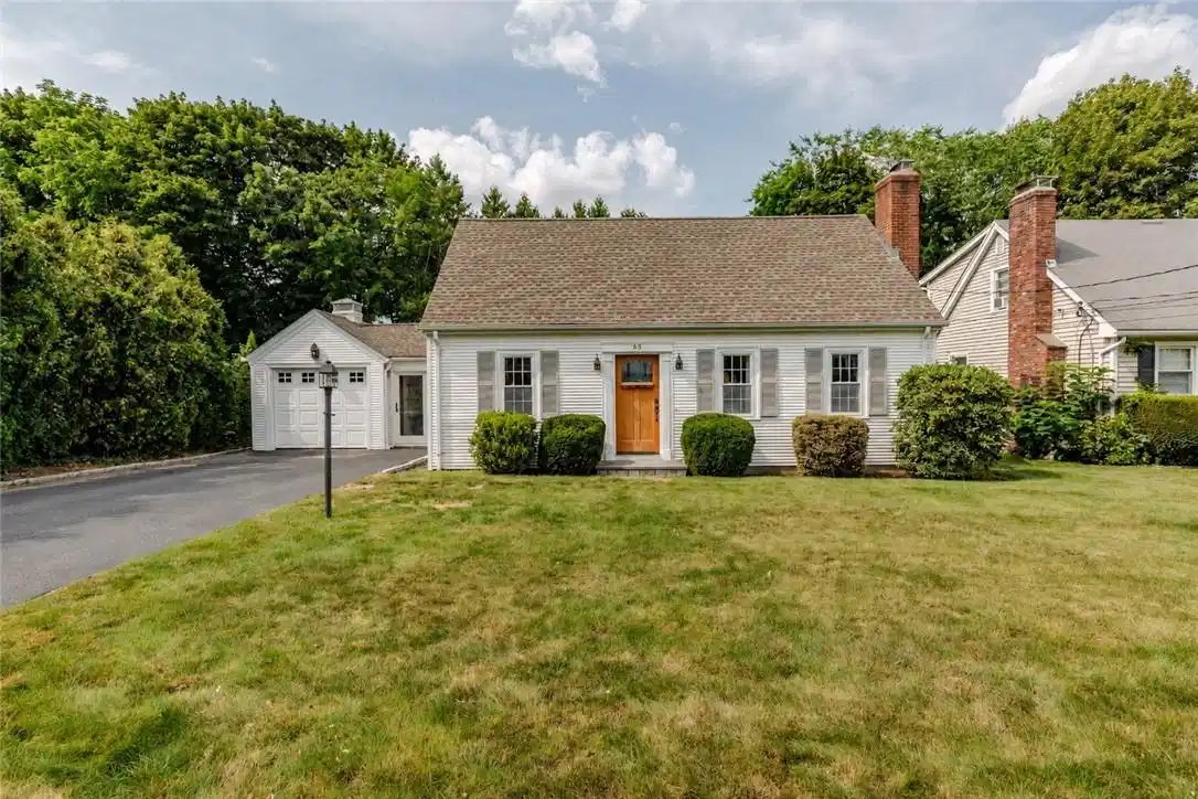 Image 1: Exterior front and front yard