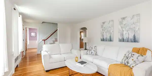 Image 4: Bright and inviting!