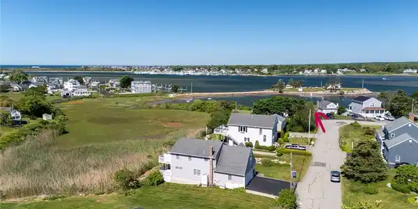 Image 4: The marsh brings a perfect birdwatching and wildli