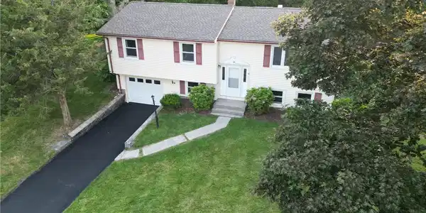 Image 2: Large front yard