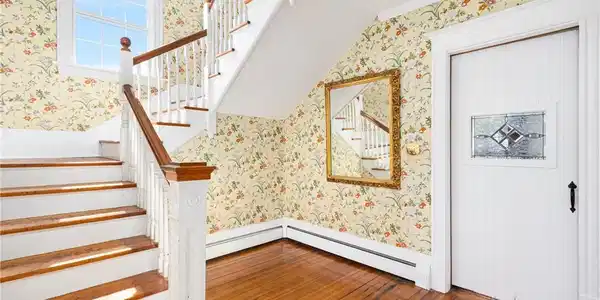 Image 4: Foyer