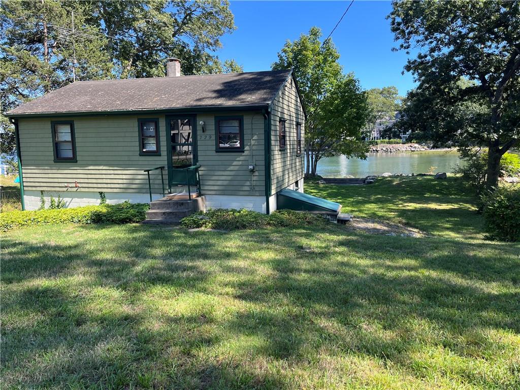 Image 2: This waterfront cottage, located in beautiful Lone