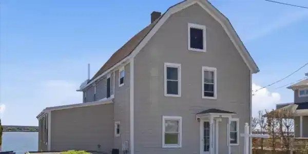 38 Aquidneck Avenue