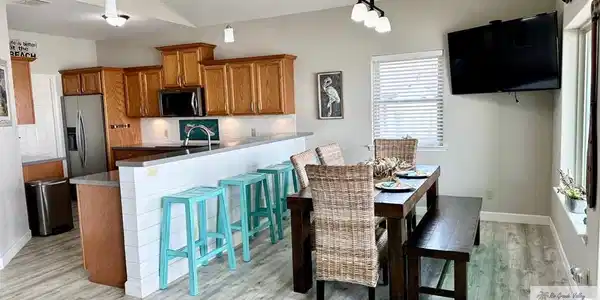 Image 3: Kitchen/Dining Upstairs