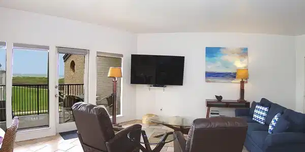 Image 3: Living Area (ocean view)