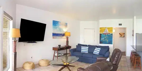 Image 4: Living Area