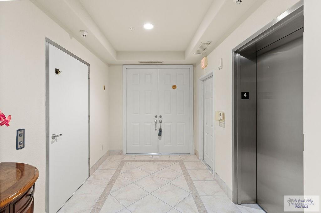 Image 4: 2 units per floor w/elevator
