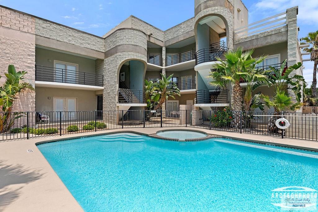 Image 3: Complex Pool & Hot Tub (1)