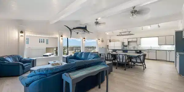 Image 4: Living area