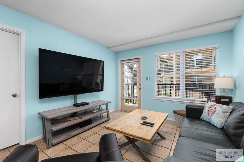 Image 3: Living Room