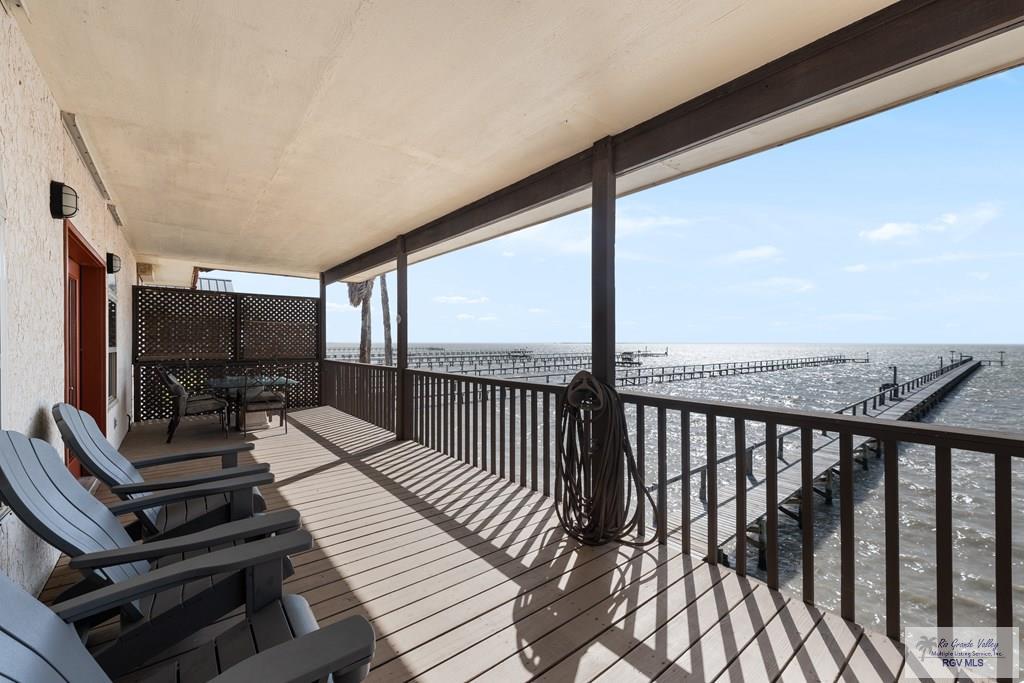Image 3: 2nd floor Waterfront Deck