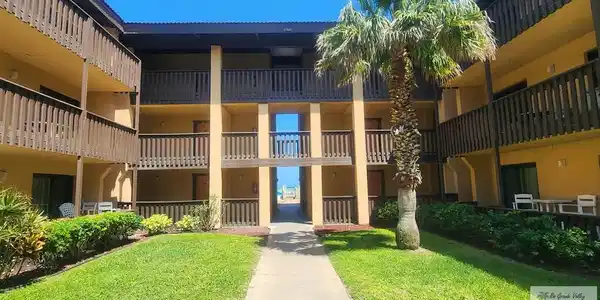 Image 3: access to beach from pool