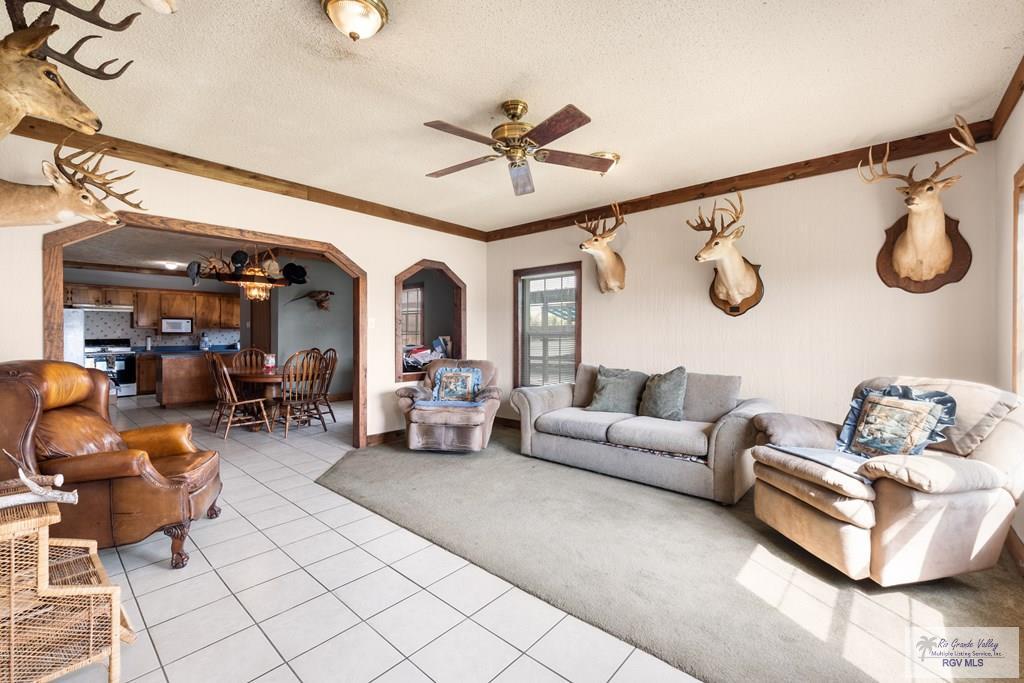 Image 4: Livingroom into Dining